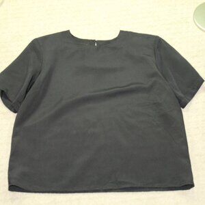 Impressions Size Medium Black Short Sleeve Single Button on Back